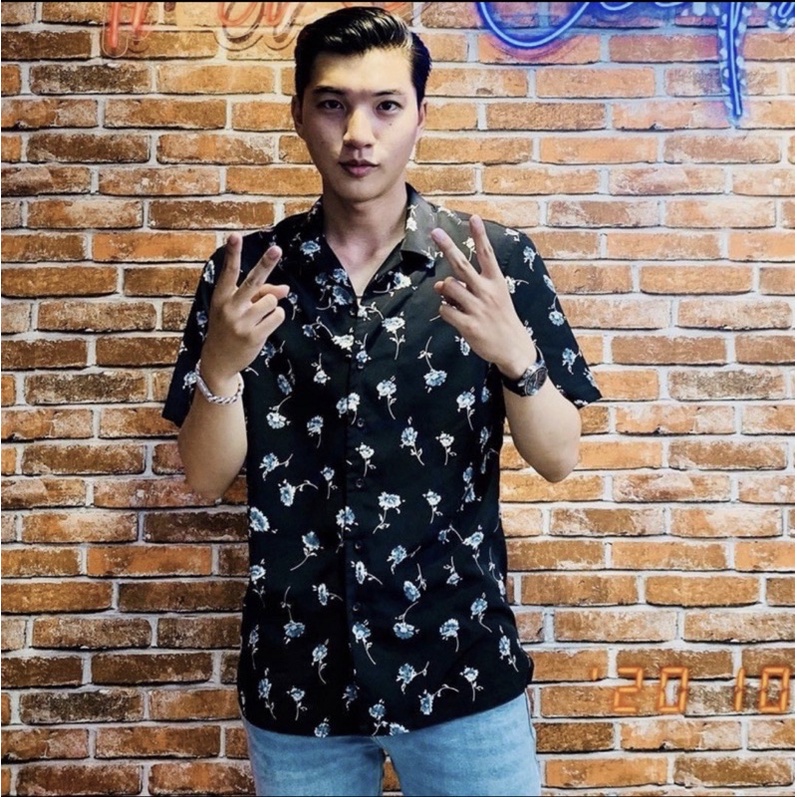 Áo Sơ Mi Hoạ Tiết Gương Mặt Tay Ngắn Cổ Vest Thời Trang Unisex Vải Lụa Chéo