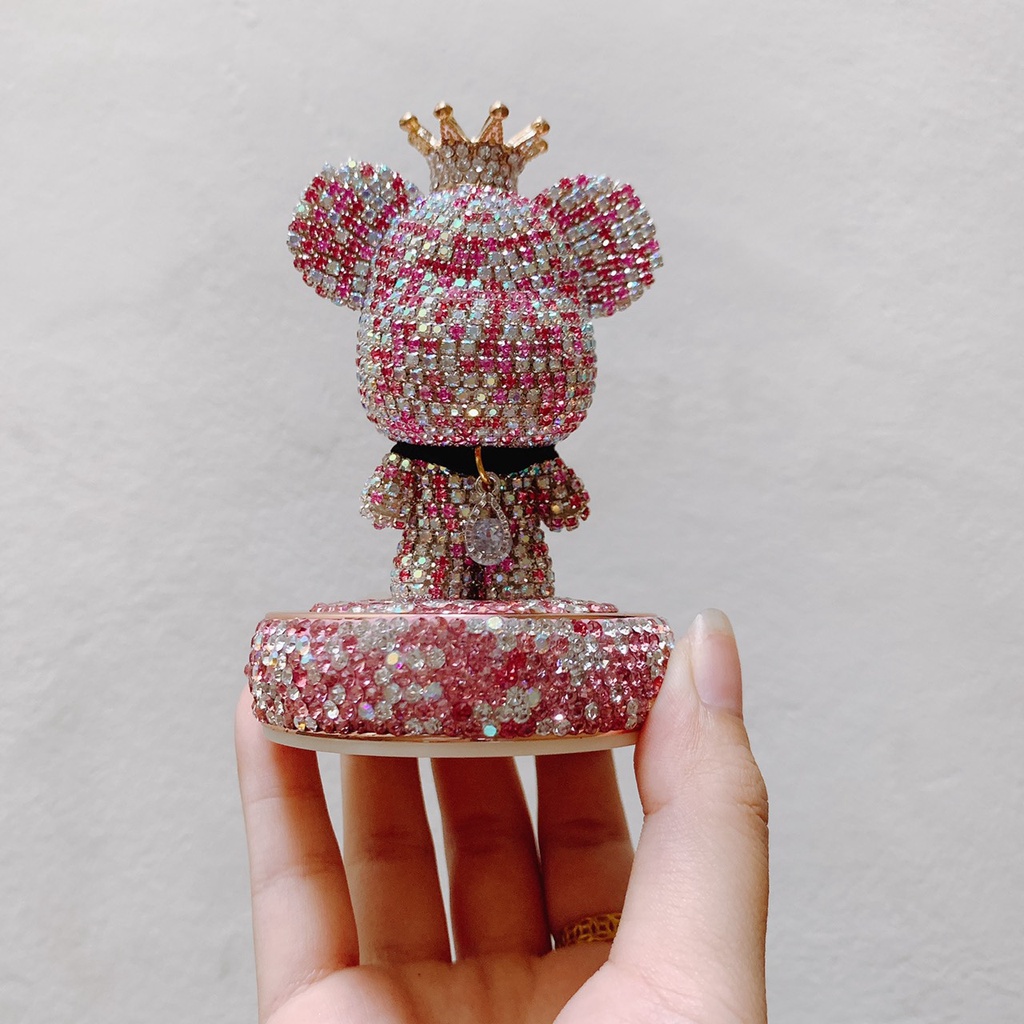 Tượng Gấu Đính Đá Kèm Nước Hoa Đặt Taplo Xe Ô Tô