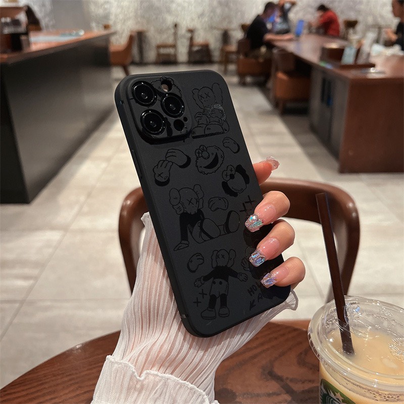 Ốp lưng iphone Hoạ Tiết Đen Kaws Holiday