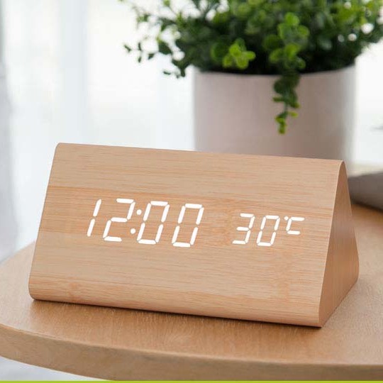 Đồng hồ giả gỗ TAILOO LED để bàn hình tam giác đa chức năng trang trí phòng hiện đại.