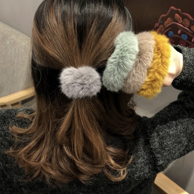 Cột tóc phối lông phong cách dễ thương LoLi