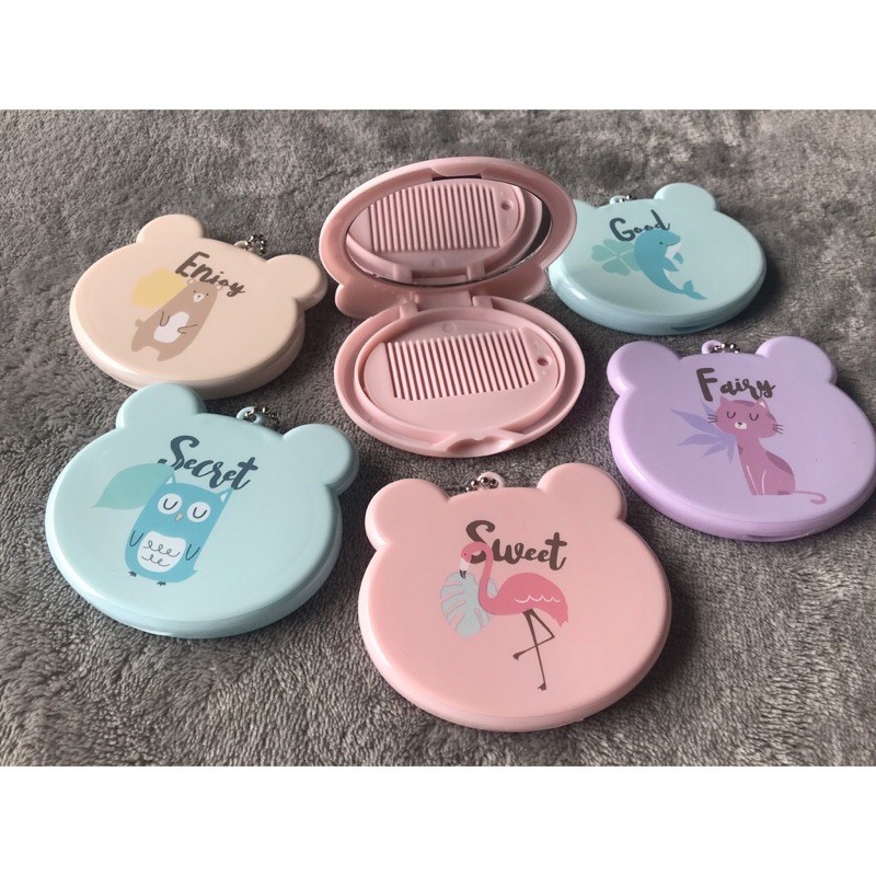 Gương mini trang điểm gấp gọn kèm lược (giao ngẫu nhiên)