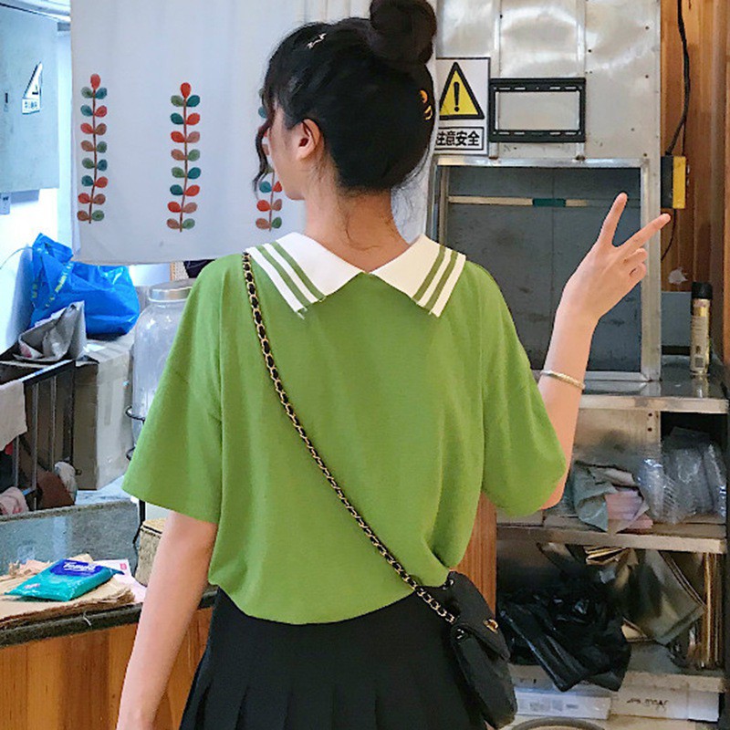 Áo thun tay ngắn phối nút thêu hình quả bơ