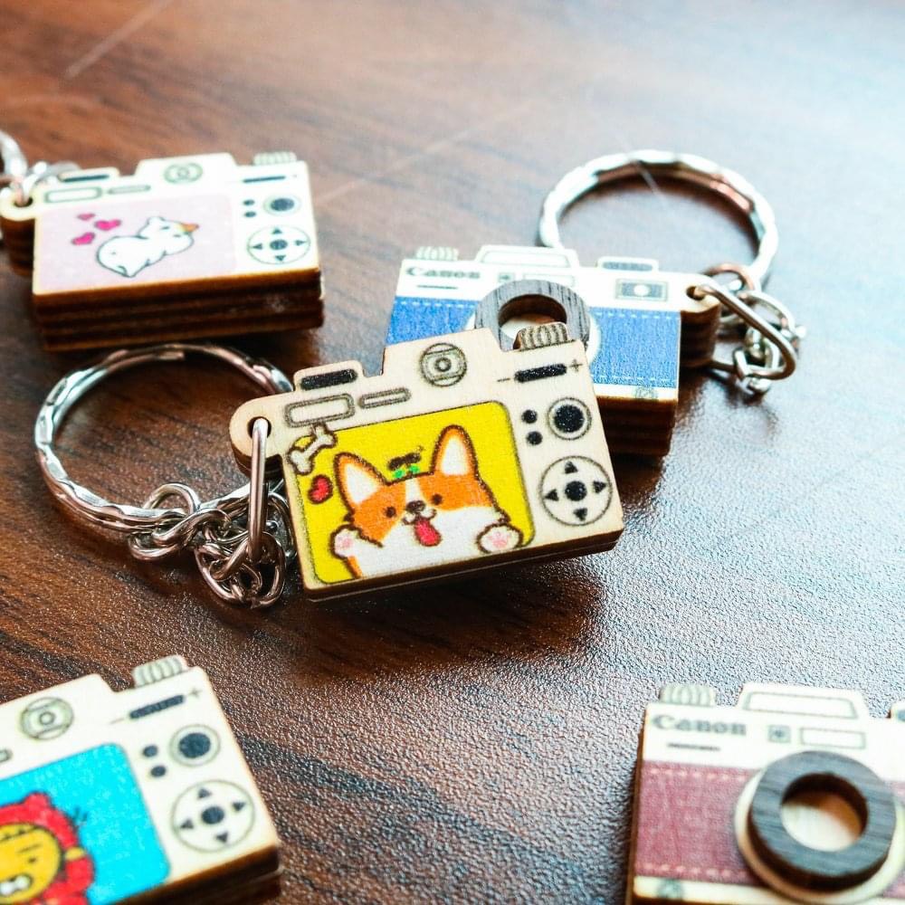 Móc khóa máy ảnh 2 mặt bằng gỗ dễ thương