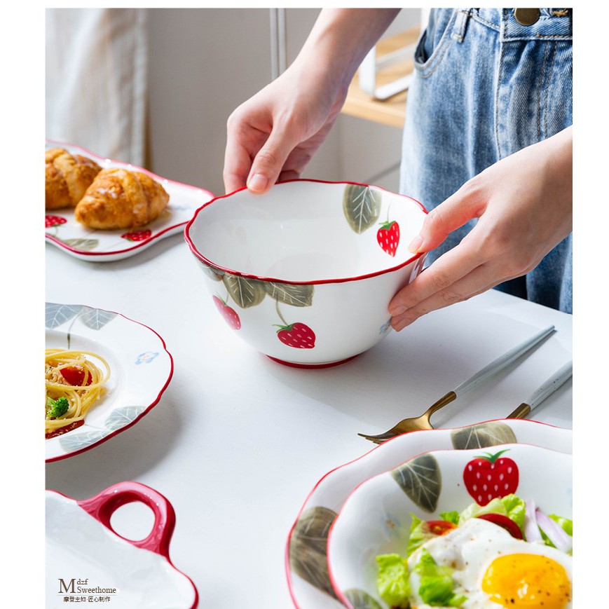 Bộ chén bát dâu tây đáng yêu lắm ạ