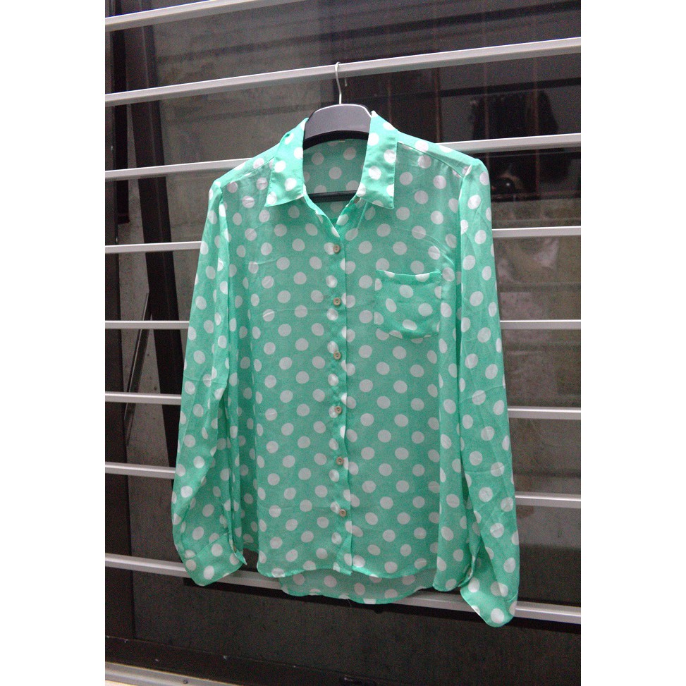 Sơ mi chấm bi xanh trắng oversize