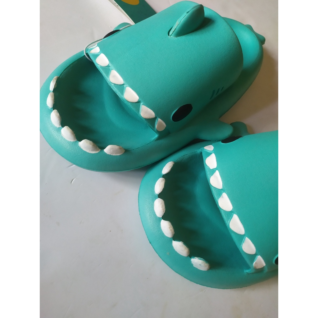 Dép cá mập Crayons hot trend cho bé