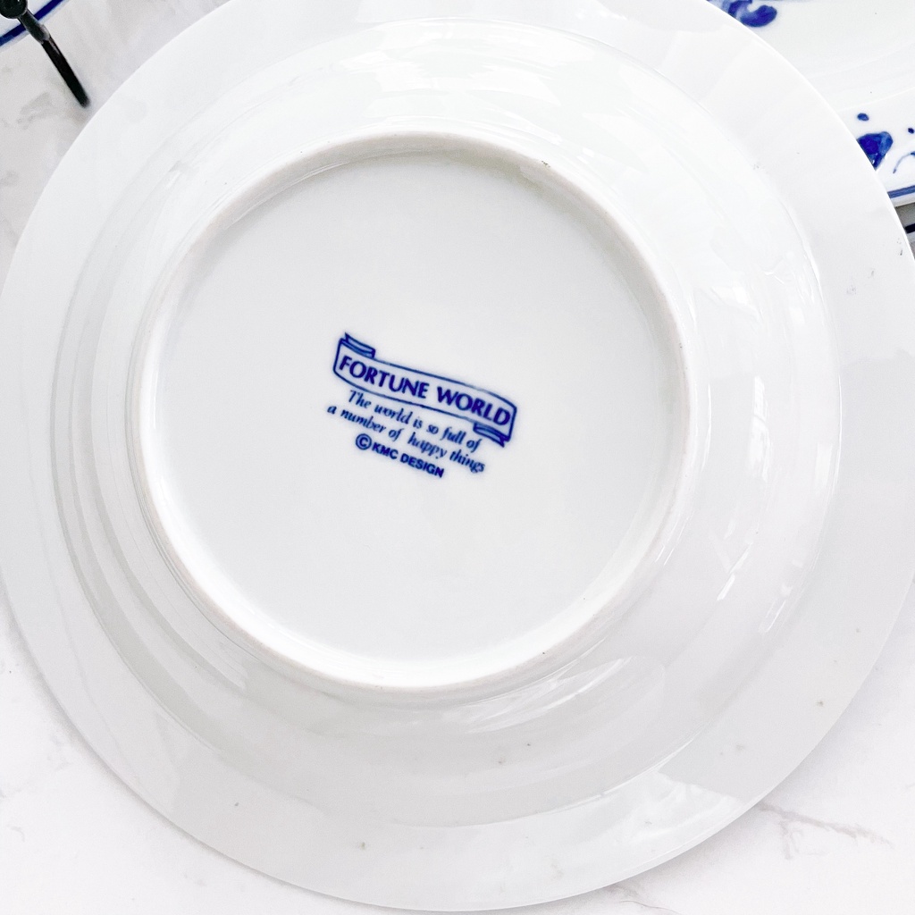 Dĩa tròn viền chữ, hình ảnh phong cách Âu