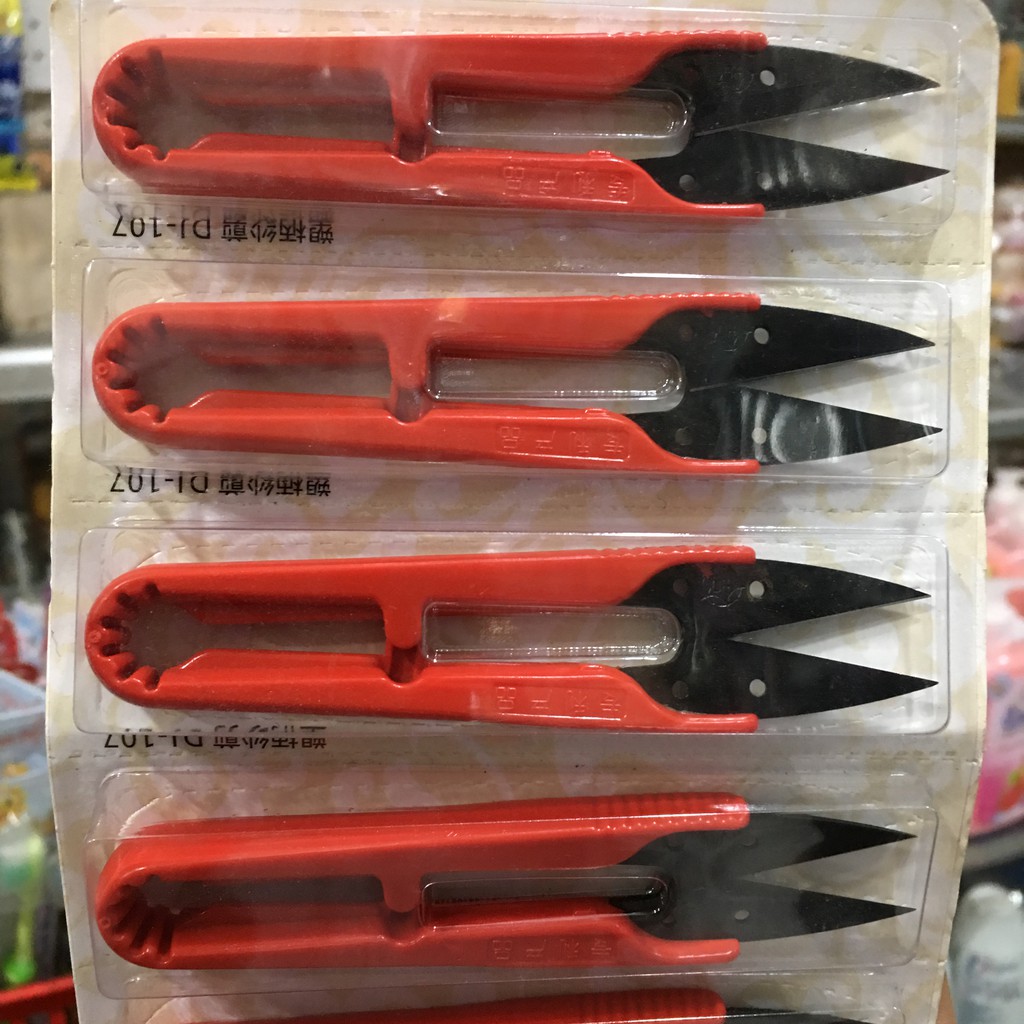 1 cây kéo bấm chỉ màu đen đỏ