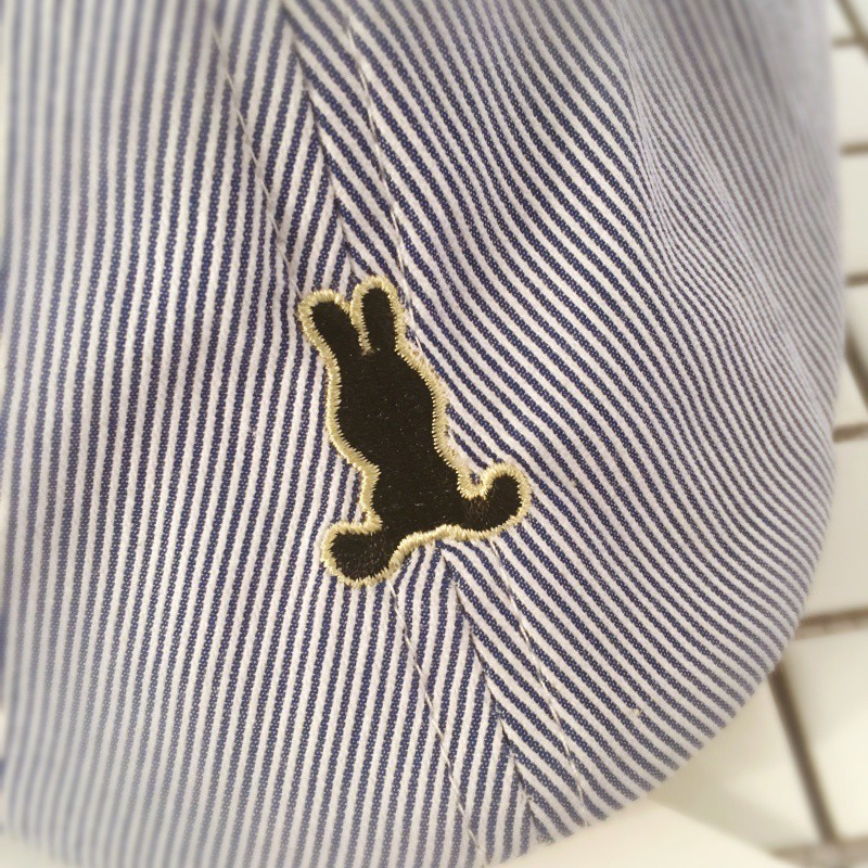 Mũ Beret kẻ sọc đính logo hình chú thỏ dễ thương cho bé