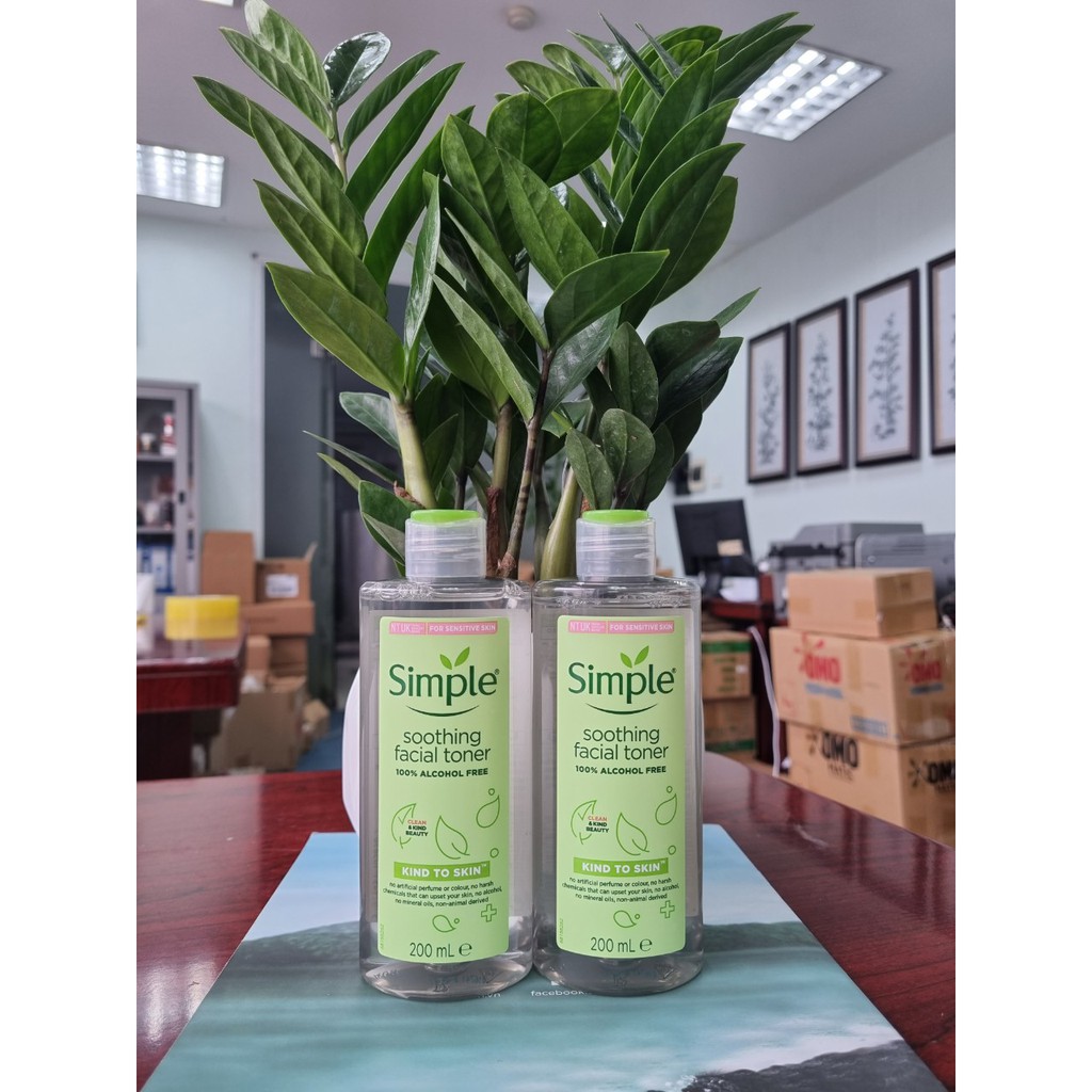 Nước Hoa Hồng Soothing Facial Toner Simple cân bằng ẩm cho da 200ml