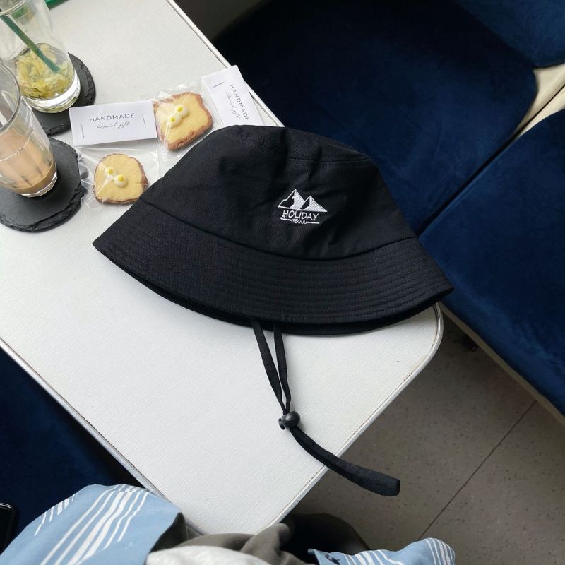 Mũ Tai Bèo Có Dây Thêu Chữ HOLIDAY (CÓ SẴN)