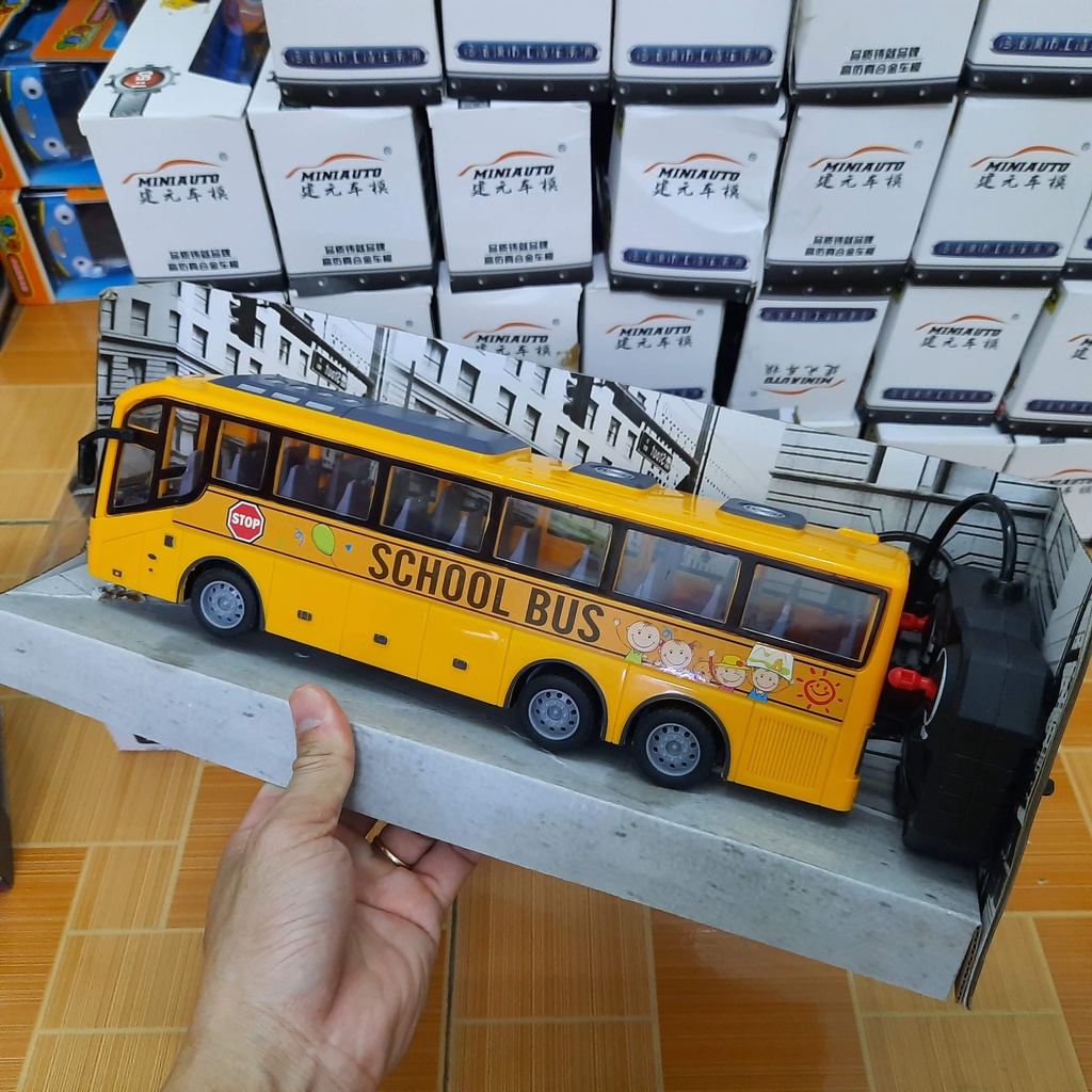 Xe ô tô School bus điều khiển từ xa sóng 27mhz sử dụng pin AA có đèn sáng mô hình bằng nhựa tỉ lệ 1:30