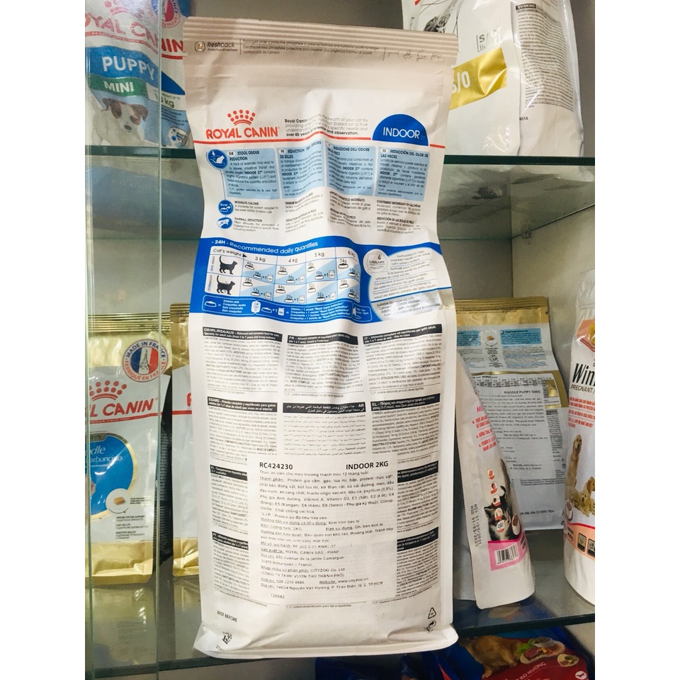 Thức ăn hạt khô dành cho mèo trưởng thành trên 12 tháng tuổi túi 2kg ROYAL CANIN INDOOR