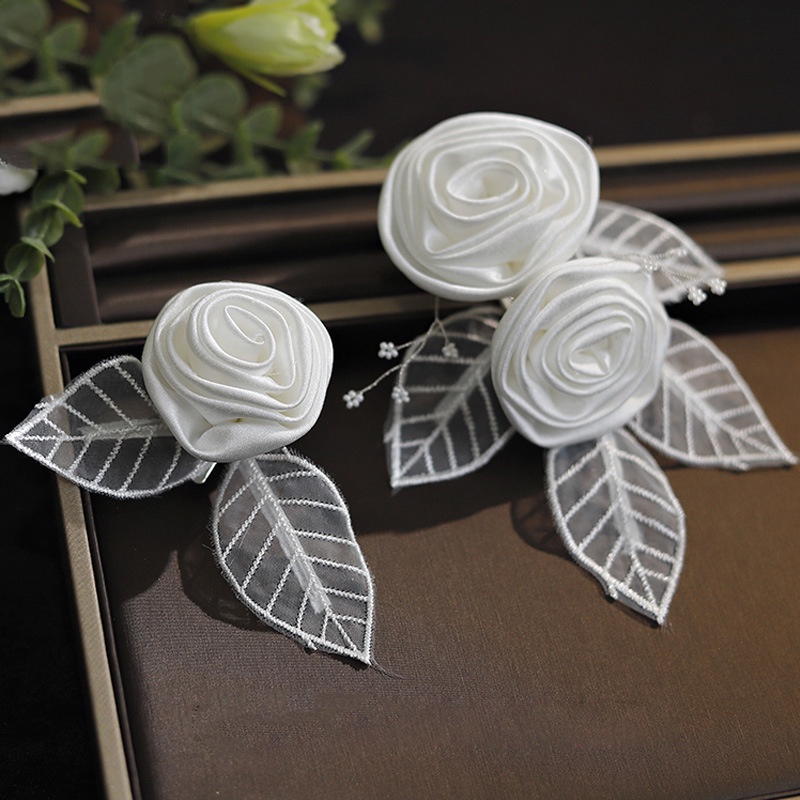 Hoa Hồng Satin Thanh Lịch Cho Cô Dâu Chụp Ảnh Cưới