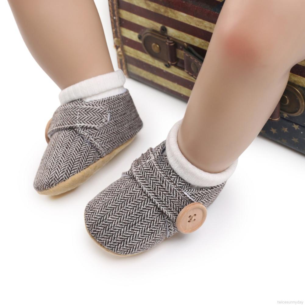 Giày sneaker đế mềm chống trượt có khóa cài cho bé tập đi
