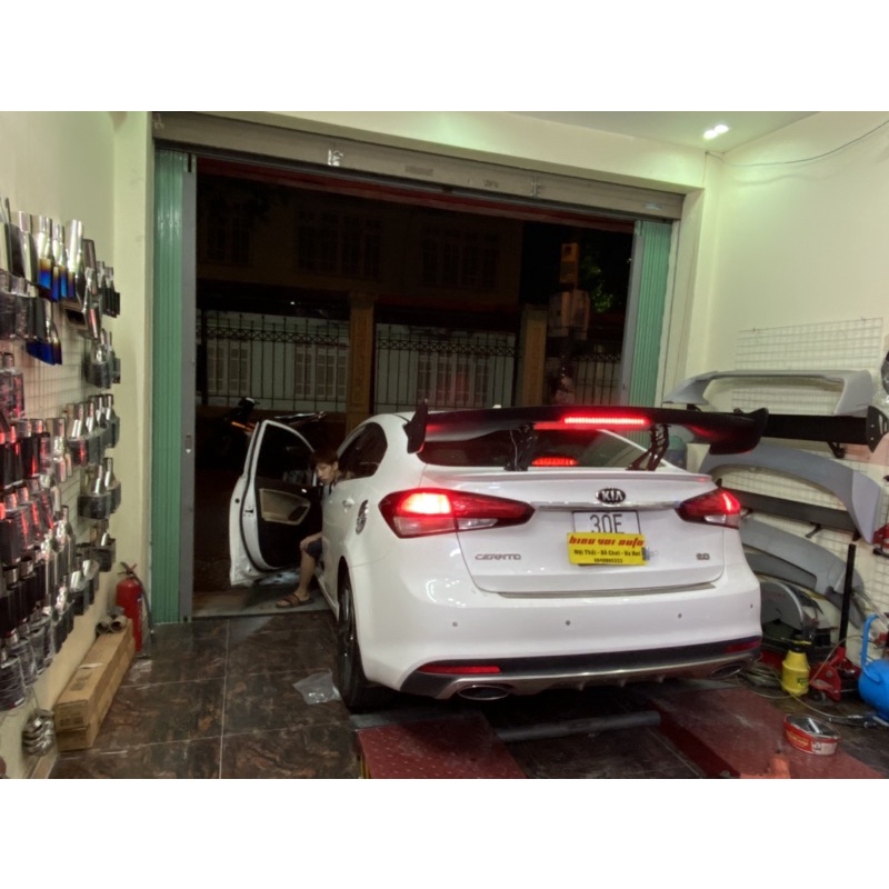 Đuôi gió thể thao xe sedan có đèn hậu