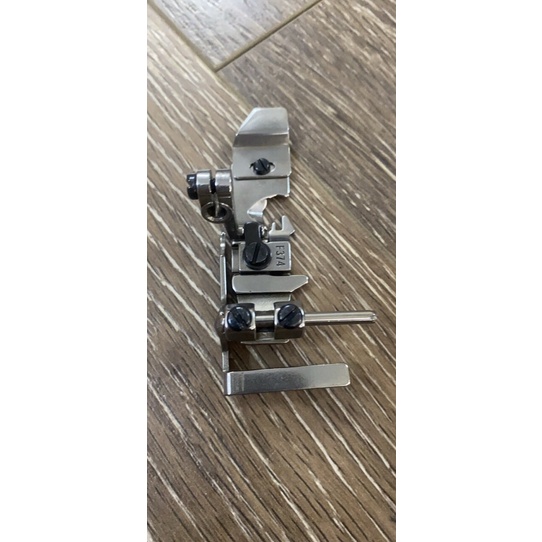 Chân vịt căn đường may của máy vắt sổ