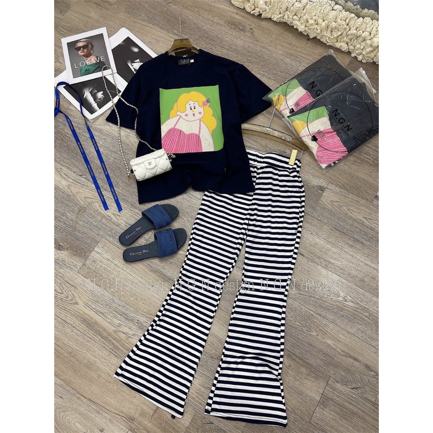 set bộ áo thun form rộng cô gái tóc vàng quần loe dài sọc k