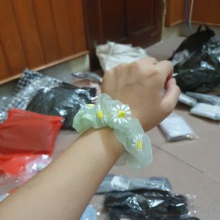 Scrunchies họa tiết hoa cúc và kẻ caro