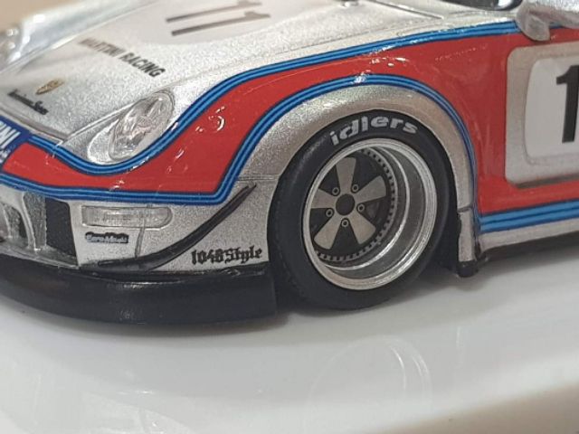 Xe Mô Hình Porsche 911 (993) Rauh-Welt Begriff Rough Rhythm-Martini&lt;br&gt;&lt;br&gt;-Tỉ lệ : 1:64 &lt;br&gt;- Hãng sản xuất : Fuelme ( Bạc )