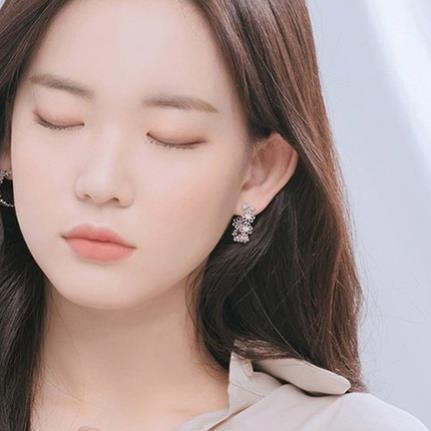 (096) Khuyên Tai Dáng Tròn Viền Hoa Cúc Đính Đá Nhỏ Thanh Lịch  (1 chiếc)
