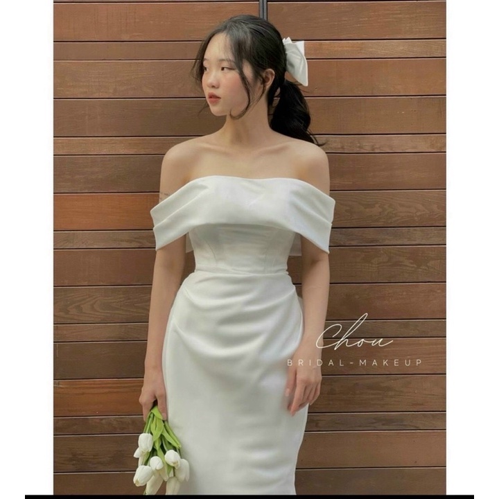 Đầm trắng body đuôi cá trễ vai nơ sau lưng