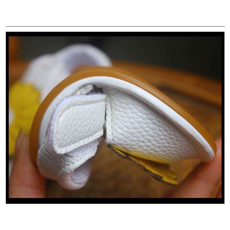 Sandanl hoa vàng đến nhựa cao cấp cho bé gái