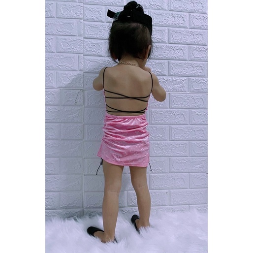 Đầm Body Nhung Dập Chữ Hồng Ngọt Ngào Hở Lưng Bé Gái
