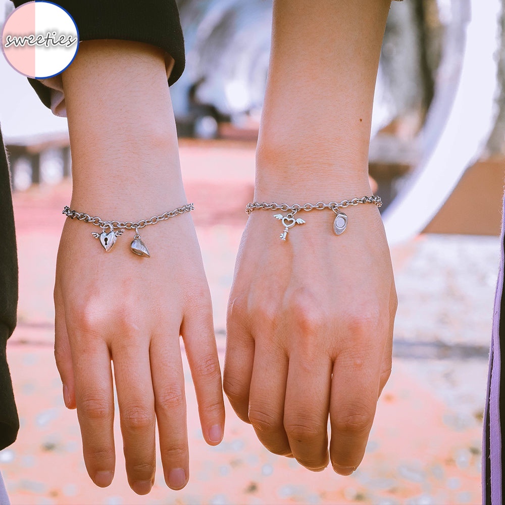 1 cặp vòng tay cặp bằng titan hình trái tim từ tính có thể điều chỉnh