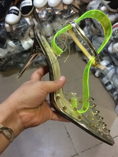 Giày luboutin trong