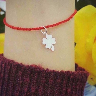 Cỏ 4 lá sợi chỉ đỏ may mắn.