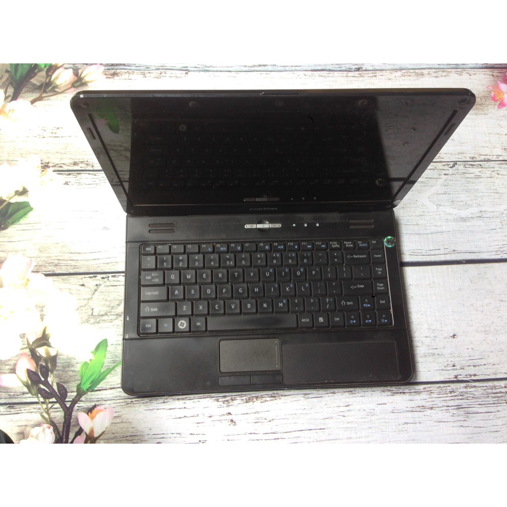 Laptop cũ Emachine D525 / D725 co 2, ram 2gb, ổ 120 hoặc 160gb máy còn nguyên bản.