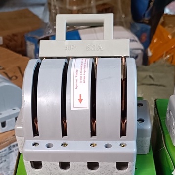 CẦU DAO ĐẢO 3 PHA 4 CỰC 63A -100A  KÍCH THƯỚC NHỎ GỌN THUẬN TIỆN CHO VIỆC THI CÔNG LẮP TRONG TỦ ĐIỆN GIA ĐÌNH