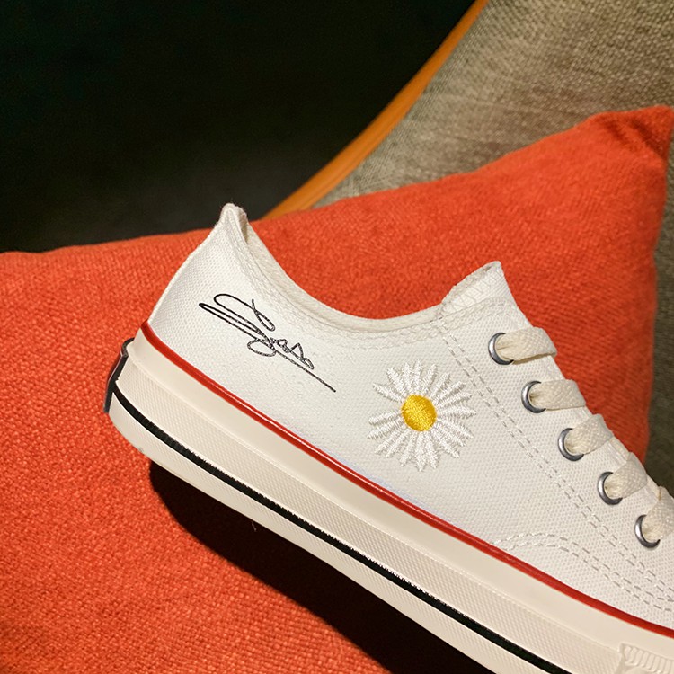 Giày Sneaker Nữ Kiểu Dáng CV Thêu Hoa Cúc Với Chữ Ký Độc Đáo | BigBuy360 - bigbuy360.vn