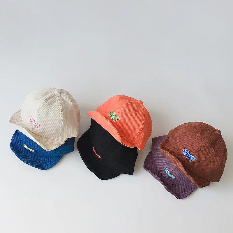 Mũ lưỡi trai nhung mềm mại thêu chữ cho bé