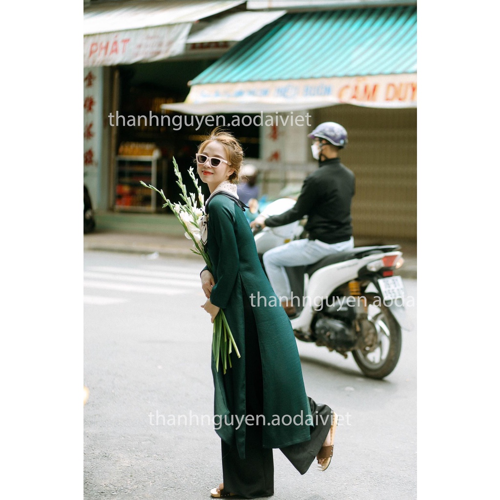 Áo dài xanh rêu đậm dáng suông truyền thống lụa Tây Thi