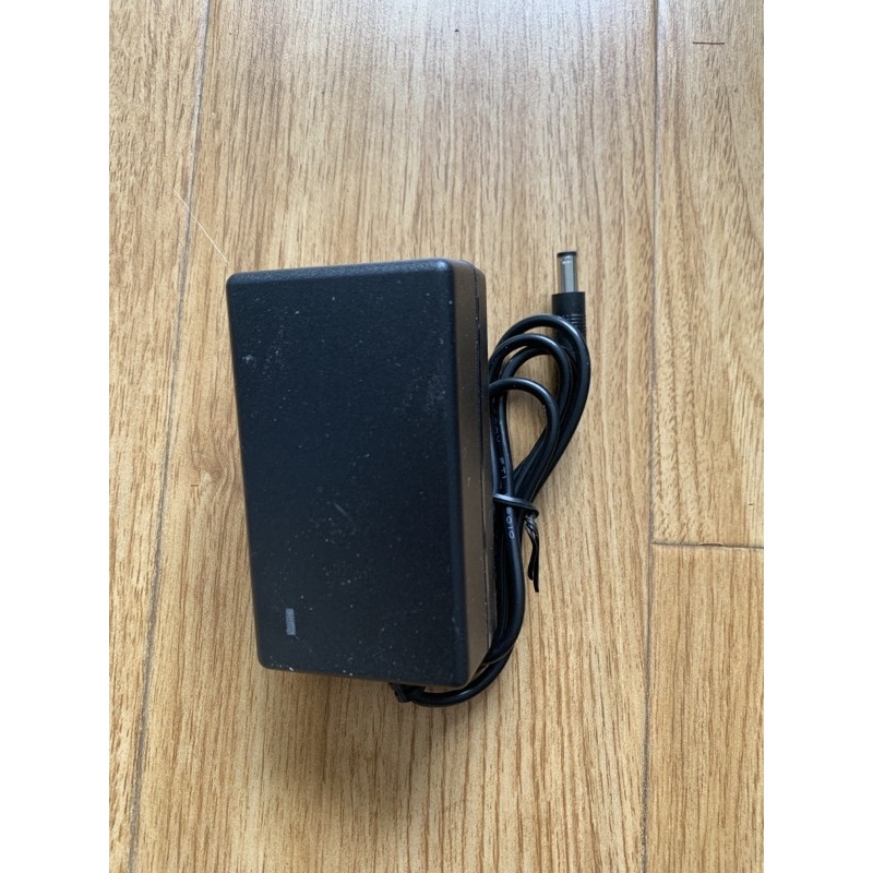 Sạc pin máy khoan 12.6V 2A chữ trắng