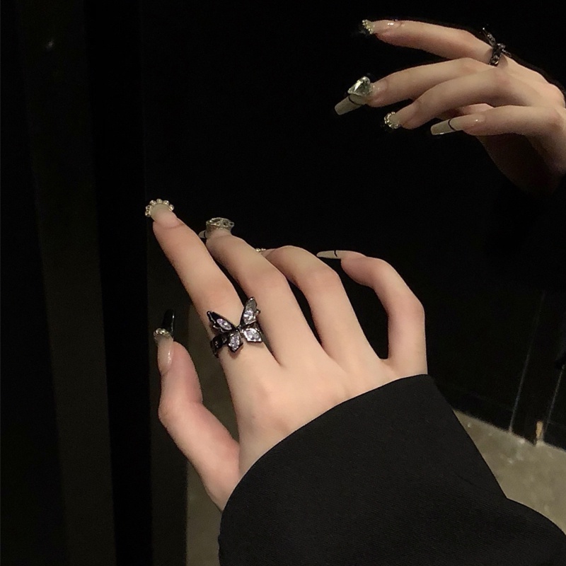 Nhẫn Hình Bướm Màu Tím Đen Cá Tính Hợp Thời Trang