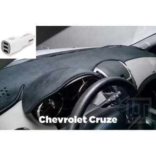 Thảm taplo nhung cho xe Chevrolet Cruze mặt dưới lớp hạt chống trượt