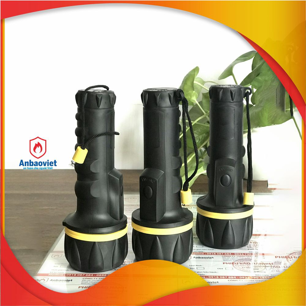 Đèn pin chuyên dụng ánh sáng vàng PCCC chống nước IPX4, chiếu được trong điều kiện có khói