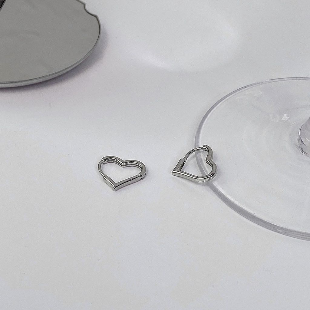 Khuyên tai hình trái tim đơn giản phong cách hip hop Âu Mỹ dễ phối đồ