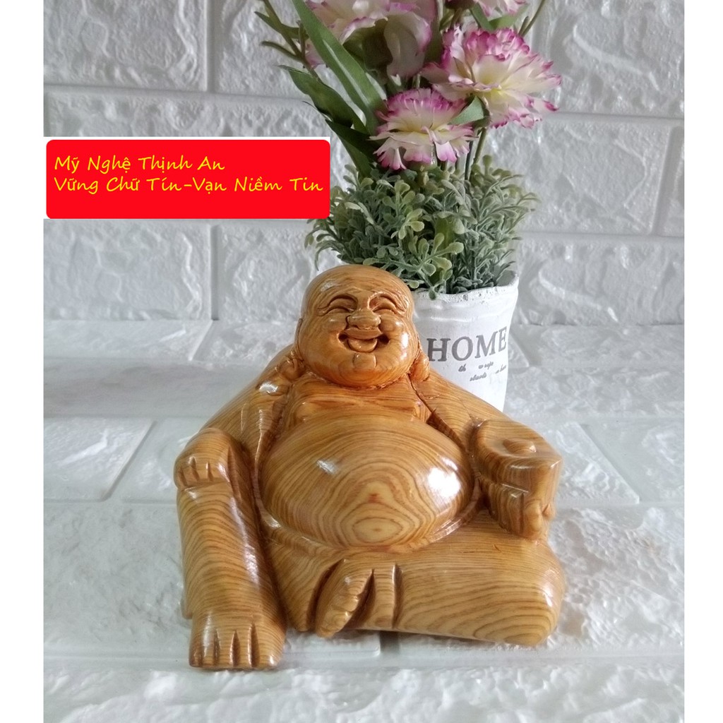 Tượng Phật Di Lặc ngồi cầm vàng để tabo xe hơi gỗ pơ mu PMN10