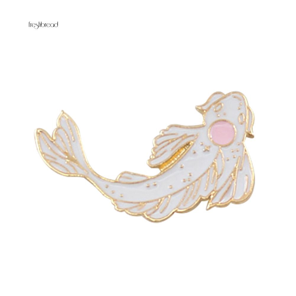 Cài áo hình cá bơi viền vàng phong cách trẻ trung | BigBuy360 - bigbuy360.vn