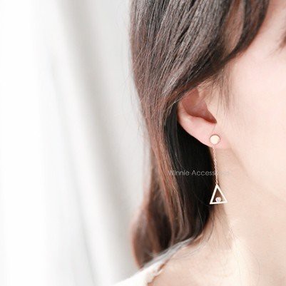 Hoa tai nữ titan tam giác tròn