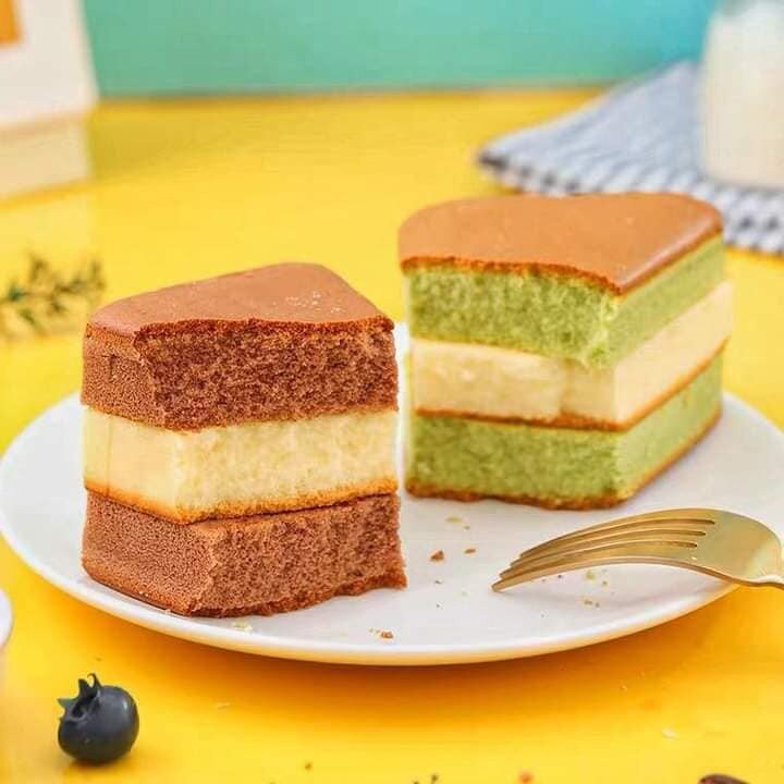 Bánh bông lan Tiramisu tam giác hai màu vị Matcha / Socola/Dâu