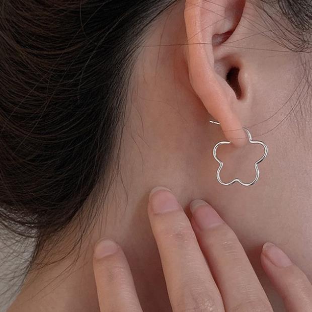 (047) Bông Tai Hình Hoa Rỗng Thiết Kế Đơn Giản Nữ Tính