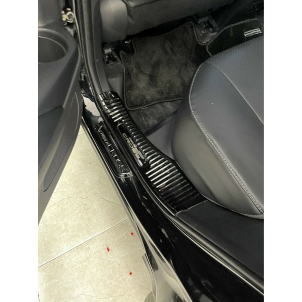 Ốp bậc cửa, nẹp bước chân trong, ngoài xe Toyota Corolla Cross 2020, 2021, 2022, 2023 vân titan phay xước