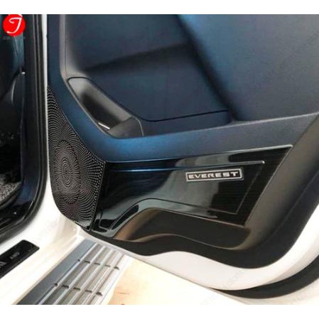 Ốp tapli Ford Everest 2017-2019 titan cao cấp