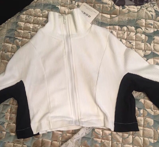 Áo khoác len croptop black-white